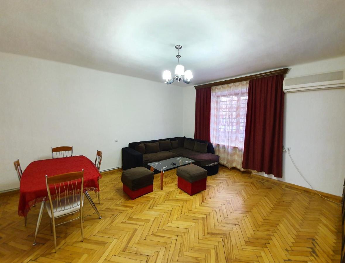 Cozy Apartment Near Opera House Yerevan Exterior foto